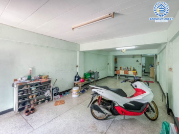 *****อาคารพาณิชย์มือสองย่านกรุงเทพฯ อาคารพาณิชย์ ประชาอุทิศ81 เนื้อที่กว้างขวางเกือบ 23 ตร.ว. มาพร้อมฟังก์ชัน 6 ห้องนอน 5 ห้องน้ำ ที่จอดรถ 1 คัน แถมฟรี! เครื่องปรับอากาศ 2 เครื่อง พื้นที่ใช้สอยเยอะ ตั้งอยู่บนทำเลเดินทางสะดวก เชื่อมต่อถนนประชาอุทิศ, ถนนสุขสวัสดิ์, ถนนราษฎบูรณะ